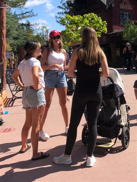 Another MILF at the amusement park - Spandex, Leggings & Yoga Pants - Forum
