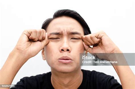 headshot pemuda asia  ekspresi wajah menangis sedih  suram