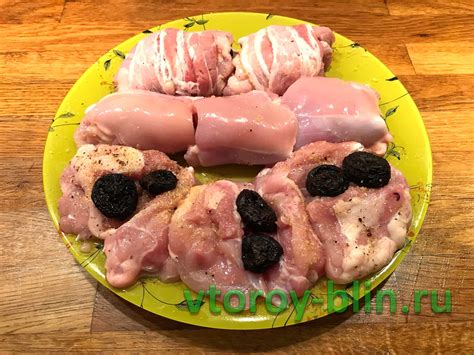 Как приготовить вкусные куриные бедра в духовке в беконе, фаршироанные ...