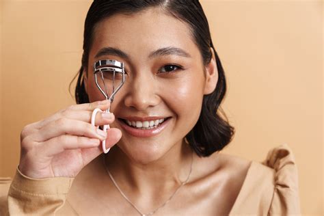 How To Make Your Eyelashes Stay Curled All Day (No Matter What)
