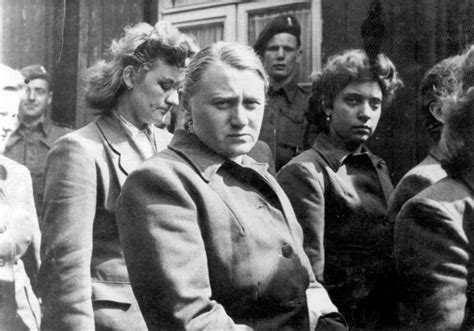 Арестованные немецкие женщины из охраны СС концлагеря Берген-Бельзен [2 ...