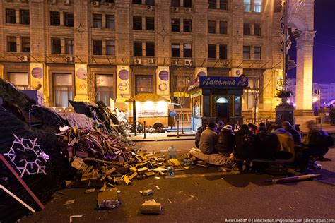 ФотоТелеграф » Жизнь украинского Евромайдана после захода солнца