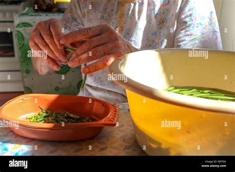 Stringing hi-res stock photography and images - Alamy