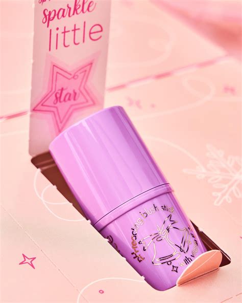 Descoperiți Calendarul de Advent Ediție Limitată ️️essence pink & proud