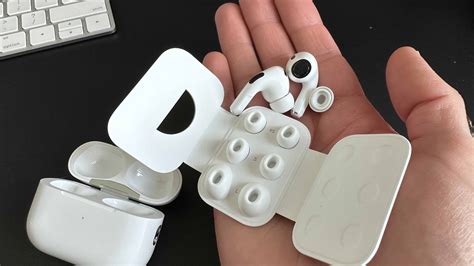 Как поменять ушные вкладыши AirPods Pro