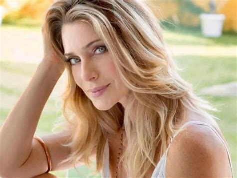 Leticia Spiller arrasa de biquíni vermelho e encanta com corpaço sarado