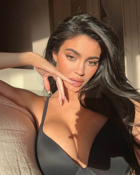 Kylie Jenner poses in black bra amid Travis Scott breakup rumors
