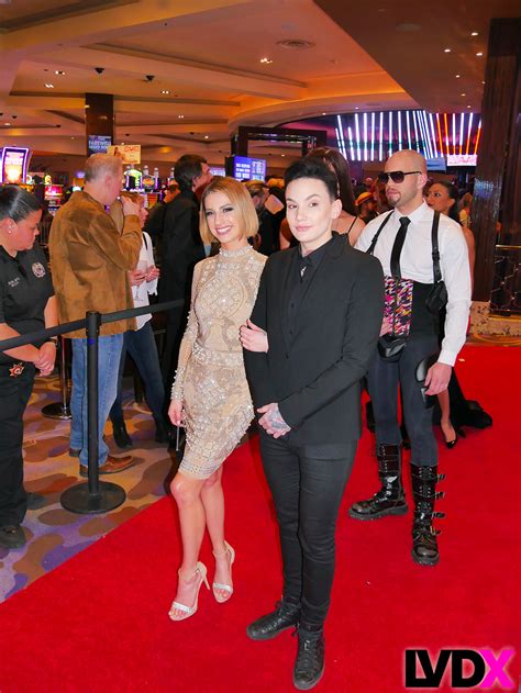 84 Kristen-Scott-&-Nikki-Hearts – La Voix du X