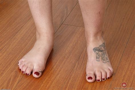 Elektra Rose's feet