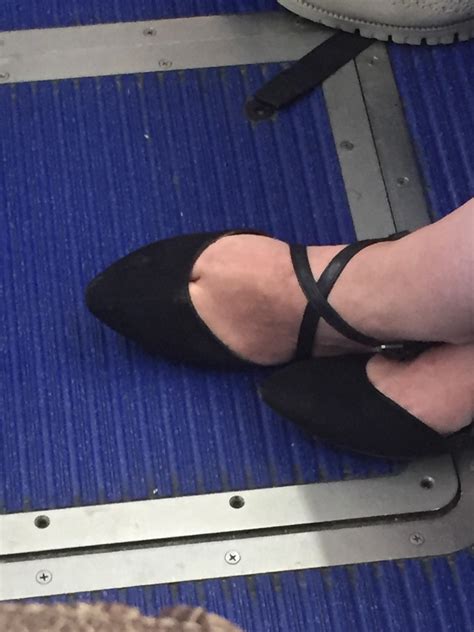This foot that has a buttcrack. : r/mildlyinteresting