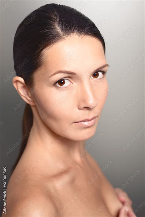 Stock-Foto „Nackte Frau bedeckt ihre Brust mit ihren Händen“ | Adobe Stock