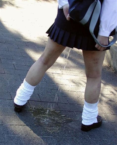 お漏らしもおふざけもある立ちションJKのエロ画像 - 性癖エロ画像 センギリ