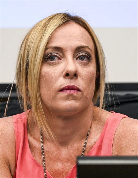 Giorgia Meloni, la foto al mare in costume sommersa da critiche