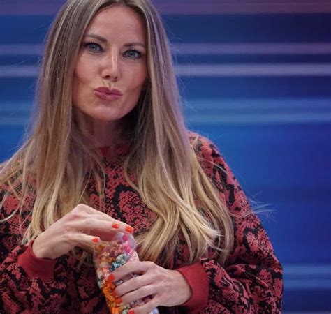 Lenka: Assistente de 'O Preço Certo' prova que a idade não passa por