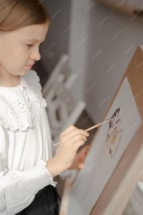 Crianças desenhando com tinta ou tinta aquarela divirta-se e uma lição ...