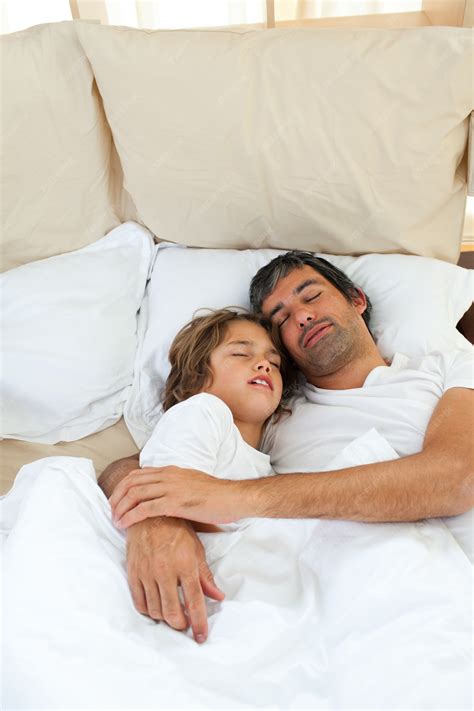 Padre e hijo durmiendo juntos | Foto Premium