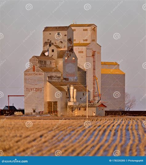 Prairie Grain Elevator editorial image. Image of elevator - 178220285