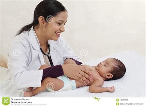 De Vrouwelijke Pediater Houdt Pasgeboren Baby Stock Foto - Image of ...