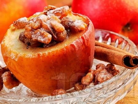 Пълнени ябълки със стафиди, орехи, мед и коняк, печени във фолио на фурна