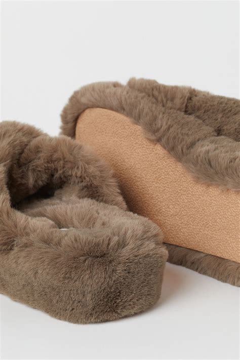 Faux fur slippers