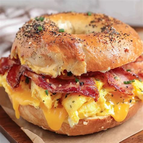 perfect breakfast bagel sandwich  bacon  eggs recipes  clare