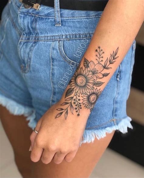 Pin by pitu moroni on tattoo | Flower wrist tattoos, Tattoos for women ...