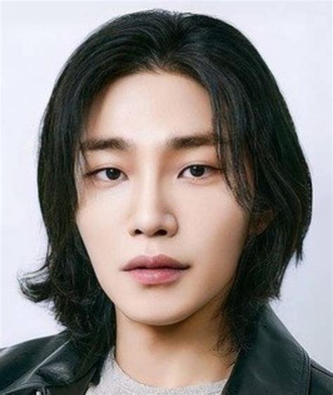 Why Lee Jung Jae Is a Role Model for Young Actors Worldwide 7