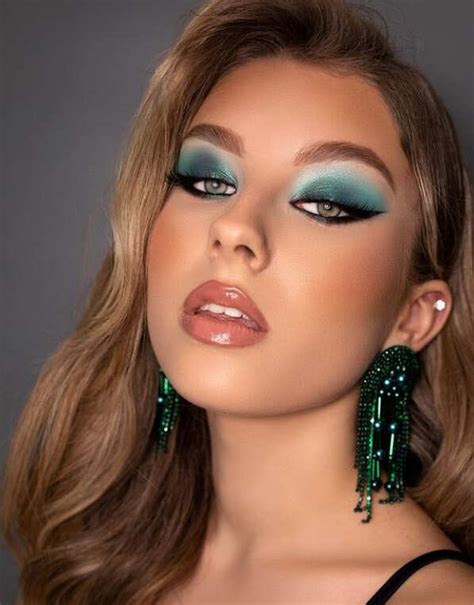 smokey eye makeup     wear  grazia india