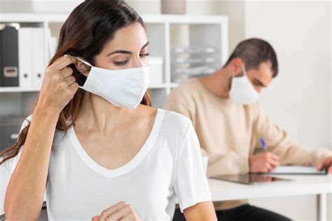 photo close  woman   mask