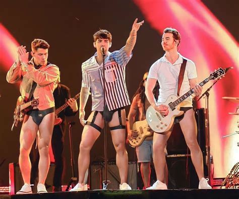 Jonas Brothers enamoran en redes tras cantar en ropa interior; ¿es real