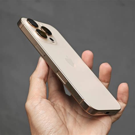 Uma pessoa segurando um iPhone na mão foto – Imagem grátis sobre IPhone