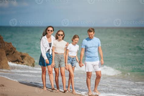 Happy family on the beach during summer vacation 18054995 Stock Photo
