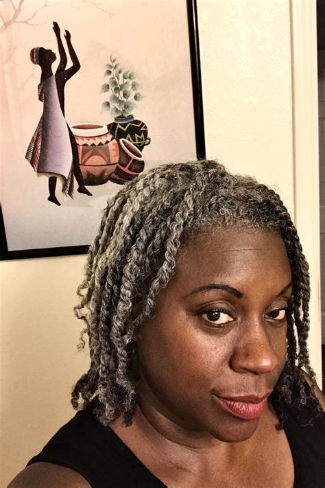 Stylish ways to transition and grow out gray hair 1