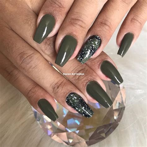 Unha Verde Militar Com Branco - Esmalte verde militar: 35 ideias e tutoriais para unhas incríveis