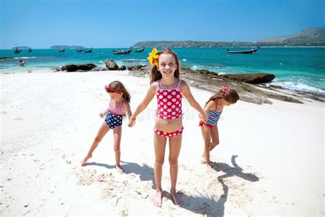 Kinder am Strand stockfoto. Bild von jugendlicher, kindheit - 67266618