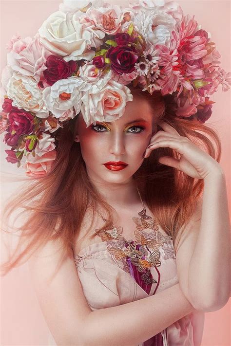 Красивая фото-галерея прекрасных женщин | Flowers in hair, Floral ...