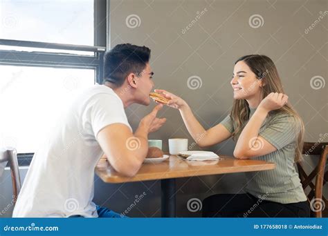 Dividindo A Namorada Com O Amigo - Mulher Dividindo Comida Com Namorado Foto de Stock - Imagem de ...
