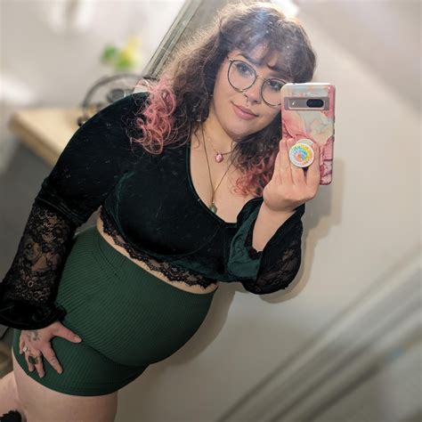 Midsized alt goth baddie : r/midsizewomen