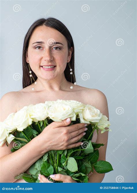 Mujer Desnuda Cubriendo Su Cuerpo Con Un Gran Ramo De Rosas Foto de