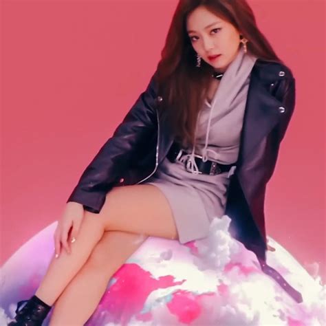 jennie whistle mv grafisk design inspiration blackpink jennie
