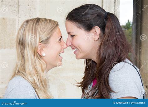 Filles Lesbiennes De Couples Embrassant Sur La Ville Photo stock