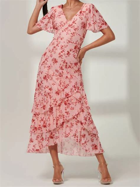 Pippa Middleton looks gorgeous in floral and frills at Wimbledon