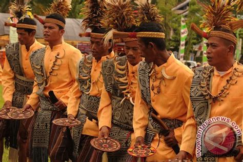 6+ Pakaian Adat Toraja (NAMA, PENJELASAN, CONTOH, GAMBAR)