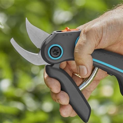 Sécateur sur batterie GARDENA AssistCut 12222-20 L.2.5 cm 3.6 V | Leroy ...