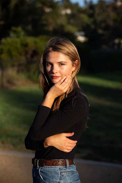 Stefanie Scott | Scrolller