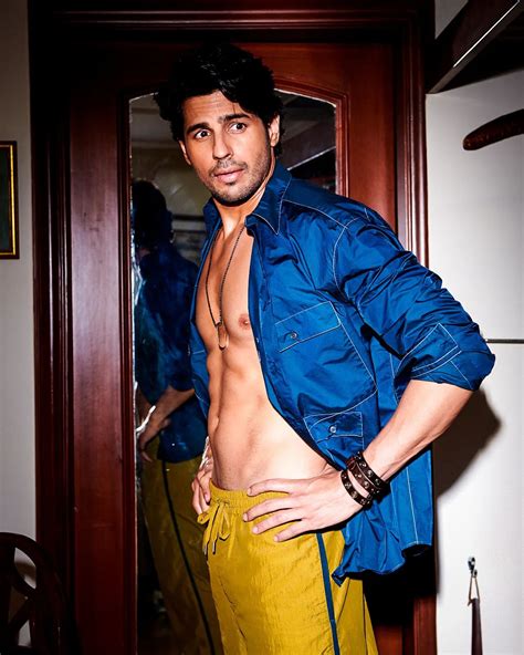 Sidharth Malhotra Leaves Fans Gasping For Breath As He Shows His Abs