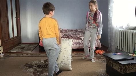 Пранк над двоюродным братом. Но моя двоюродная сестра это сняла(мы не ...