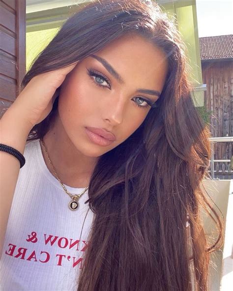 Djellza🤍’s Instagram profile post: “ ️” | Estilos de cabello largo ...