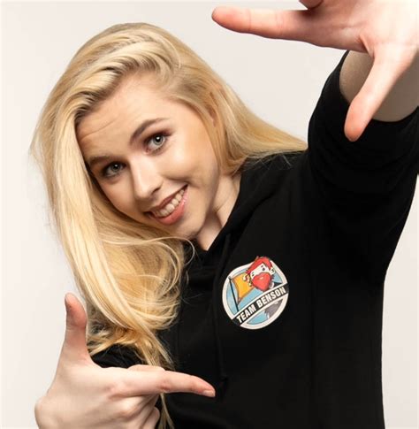 AwesomeElina – 1UP