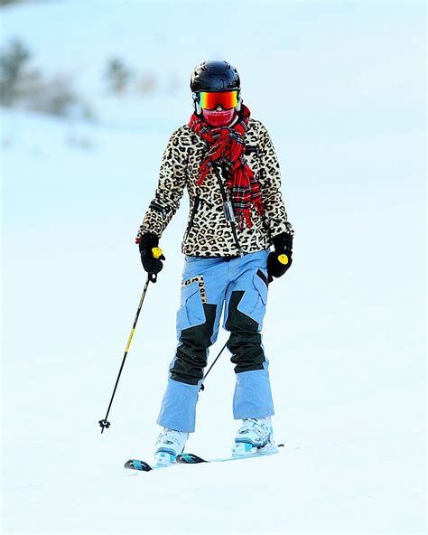 GWEN STEFANI Out Skiing in Mammoth Lakes – HawtCelebs